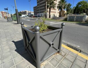 Manises se embellece y protege con 35 nuevas jardineras en su avenida principal